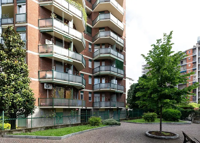 Lorenteggio-piazza Frattini Balcony Apartament Mediolan