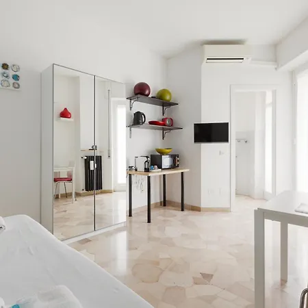 Apartamento Guesthost - Lorenteggio-piazza Frattini Balcony *