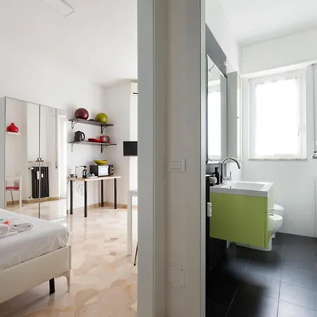 Apartamento Guesthost - Lorenteggio-piazza Frattini Balcony Milão