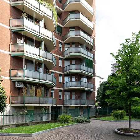 Lorenteggio-piazza Frattini Balcony Apartman Milánó