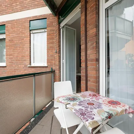 Lorenteggio-piazza Frattini Balcony Milánó