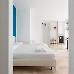 Lorenteggio-piazza Frattini Balcony * Милан